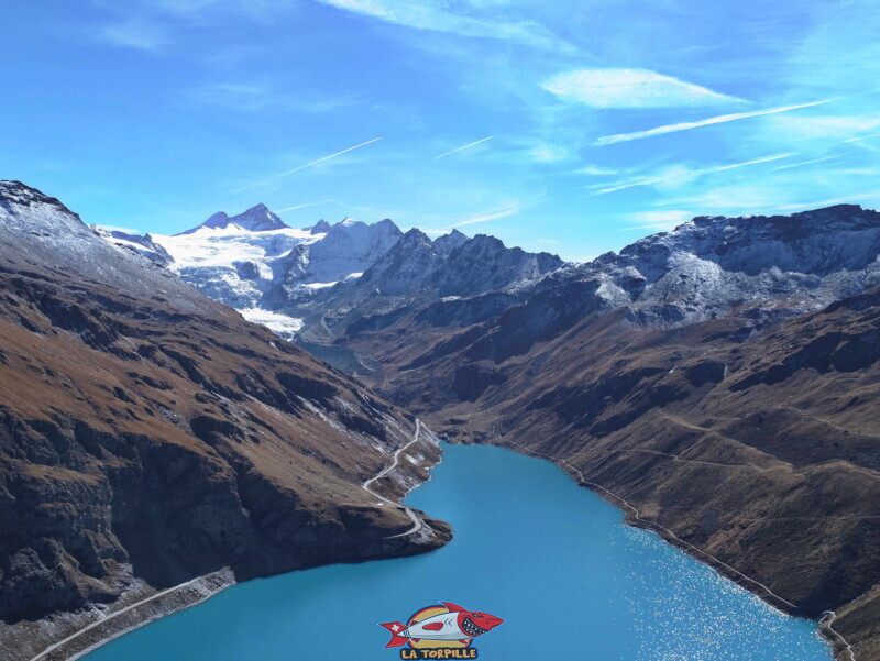 Le lac et le glacier de Moiry. Barrage et lac de Moiry, tour du lac, val d'Anniviers, Valais. Le lac et le glacier de Moiry. Barrage et lac de Moiry, tour du lac, val d'Anniviers, Valais.