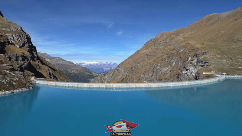 Côté amont du barrage de Moiry. Barrage et lac de Moiry, tour du lac, val d'Anniviers, Valais.