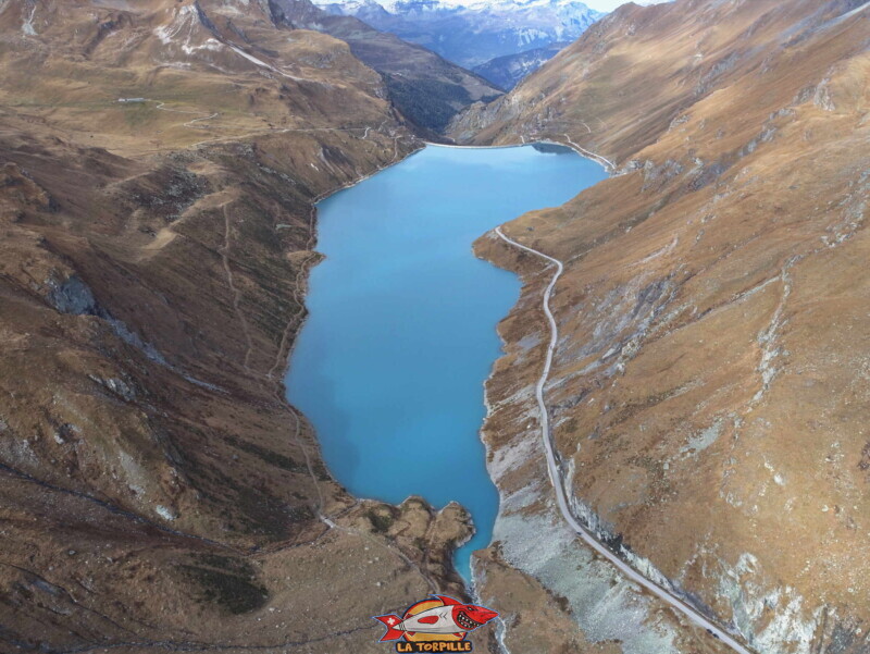 La vue direction sur le lac de Moiry depuis un drone au-dessus du lac de Châteaupré. La vue direction sur le lac de Moiry depuis un drone au-dessus du lac de Châteaupré. Barrage et lac de Moiry, tour du lac, val d'Anniviers, Valais.