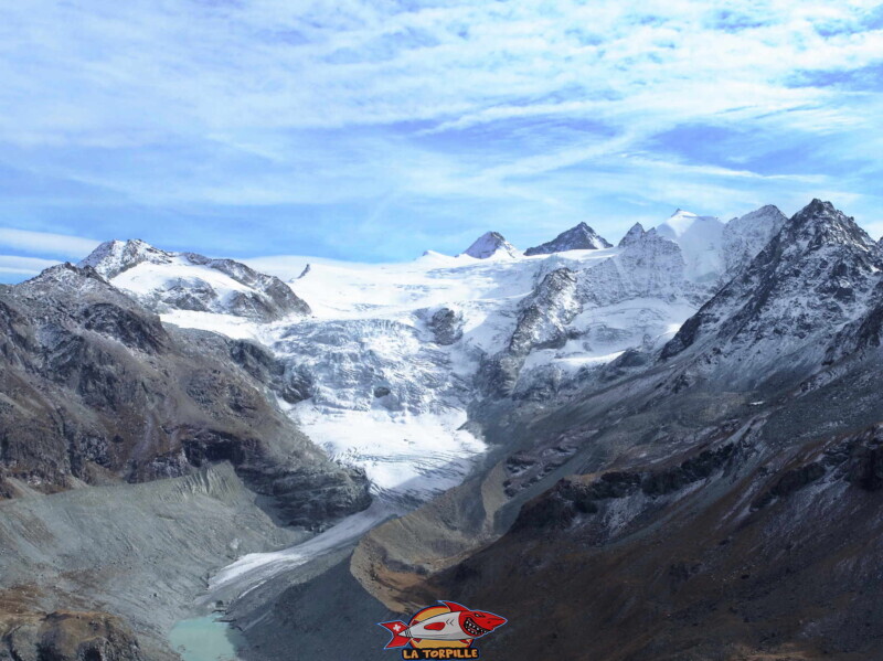 La vue direction nord sur le glacier de Moiry depuis un drone au-dessus du lac de Châteaupré. La vue direction nord sur le glacier de Moiry depuis un drone au-dessus du lac de Châteaupré. Barrage et lac de Moiry, tour du lac, val d'Anniviers, Valais.