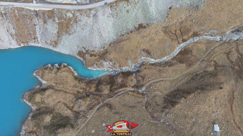Une vue d'avion de l'extrémité nord du lac de Moiry avec la rivière La Gougra. Barrage et lac de Moiry, tour du lac, val d'Anniviers, Valais. Une vue d'avion de l'extrémité nord du lac de Moiry avec la rivière La Gougra. Barrage et lac de Moiry, tour du lac, val d'Anniviers, Valais.