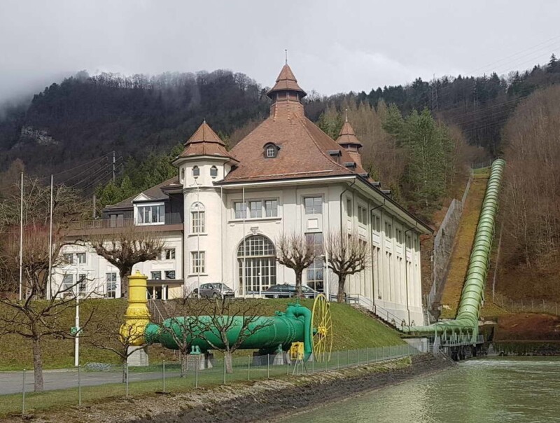 La conduite forcée menant aux 5 turbines de l'usine d'Electrobroc.