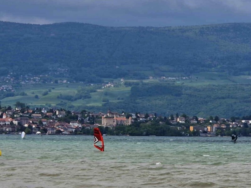 Le château de Grandon depuis la plage communale d'Yverdon. Le château de Grandon depuis la plage communale d'Yverdon.