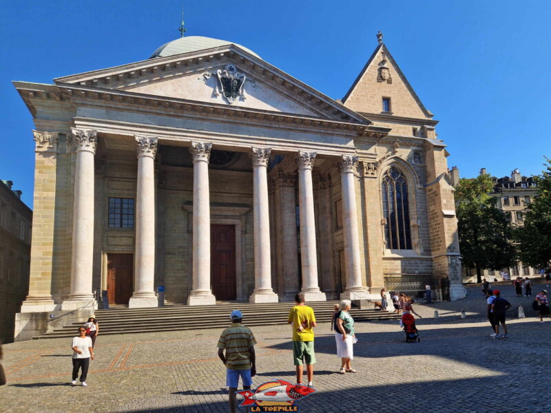 L'entrée de la cathédrale de Genève avec son étonnant portail. Elle est visitée chaque année par environ 400'000 personnes.