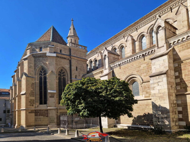 La chapelle des Macchabées sur la gauche et le corps de la cathédrale sur la droite.