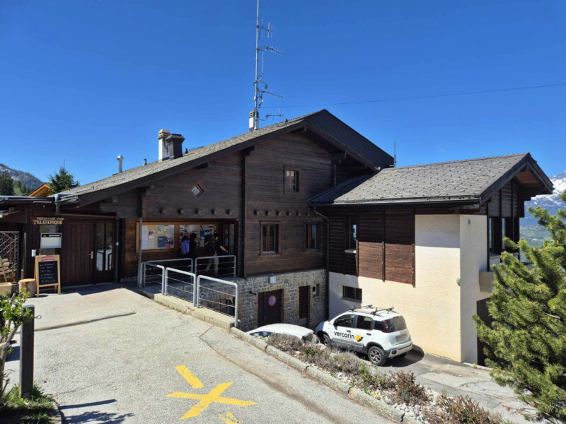 La station supérieure du téléphérique qui permet de retirer le matériel pour jouer au minigolf.