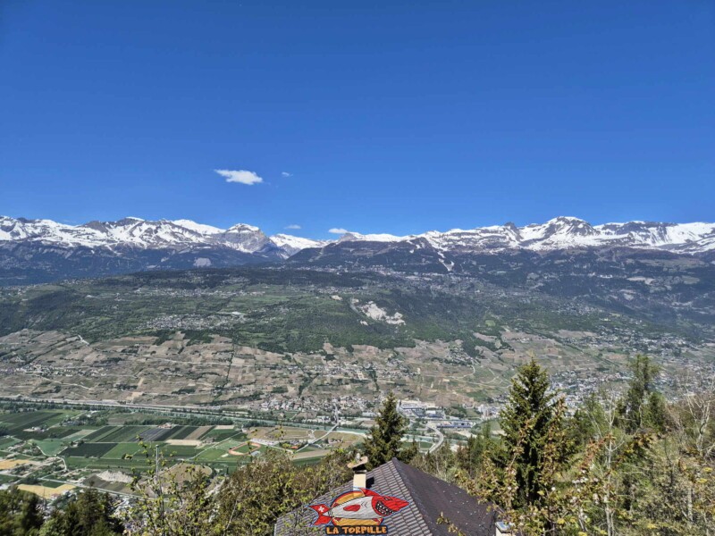 La vue direction nord-ouest. Téléphérique Chalais-Briey-Vercorin