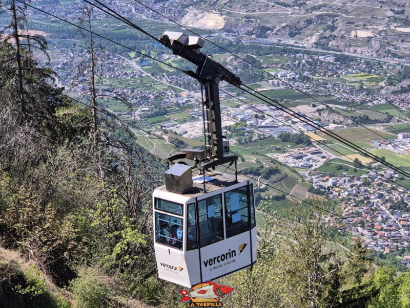 Le téléphérique avec la vallée du Rhône. Téléphérique Chalais-Briey-Vercorin