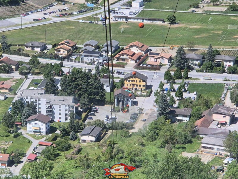 La station aval ,au milieu de l'image, depuis la benne du téléphérique. Téléphérique Chalais-Briey-Vercorin
