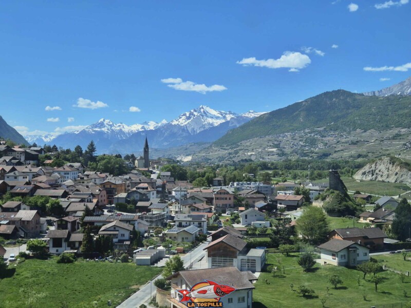 La vue sur le village de Chalais pendant la montée en téléphérique. Sur la droite, l'ancienne tour, au milieu, l'église. En arrière-plan, le Grand Chavalard et Haut de Cry. Téléphérique Chalais-Briey-Vercorin