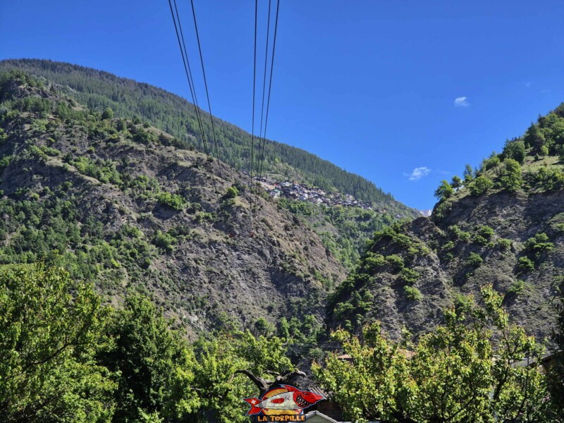 La vue sur Isérables depuis la gare inférieure de Riddes.