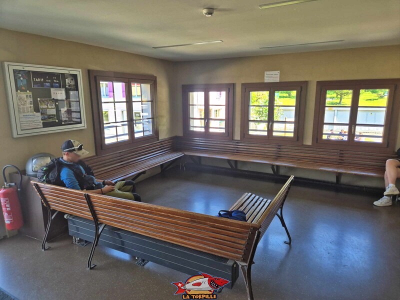 La salle d'attente de la gare de Riddes.