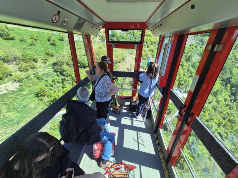 L'intérieur de l'une des deux cabines.