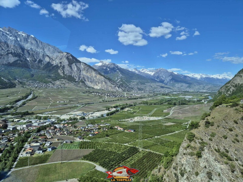 La vue sur la vallée du Rhône direction Sion. Au premier plan, le village de Riddes.