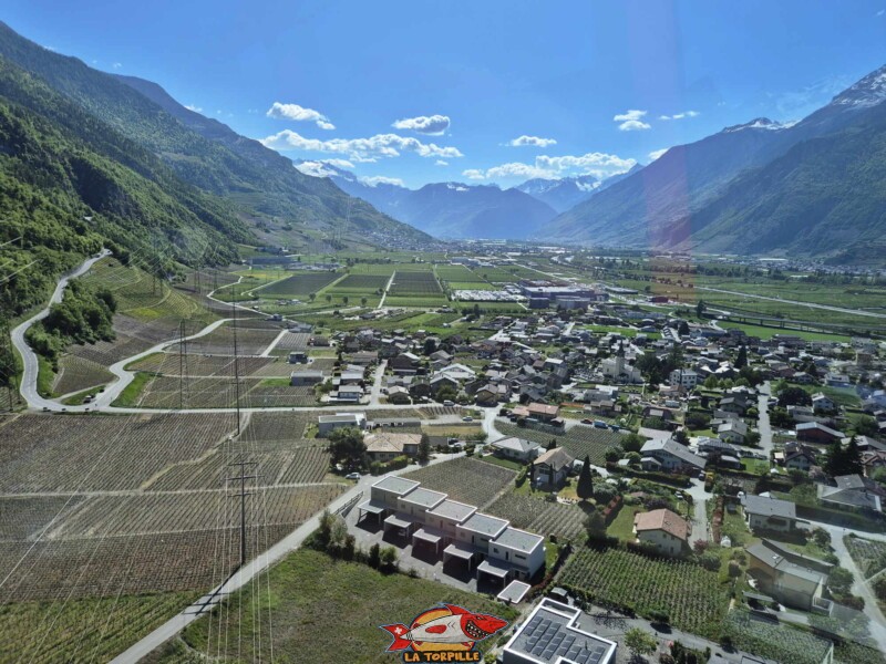 La vue sur la vallée du Rhône direction Martigny. Au premier plan, le village de Riddes.