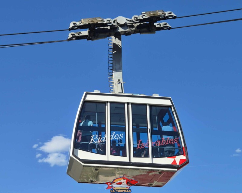 Les nouvelles cabines en service depuis 2009, plus larges et aux couleurs du Valais.