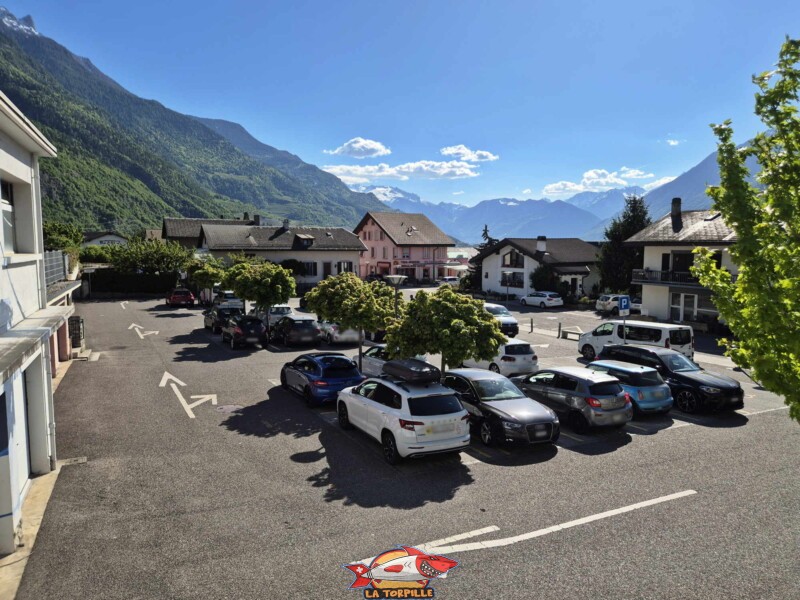 Le parking à côté de la gare. Riddes.
