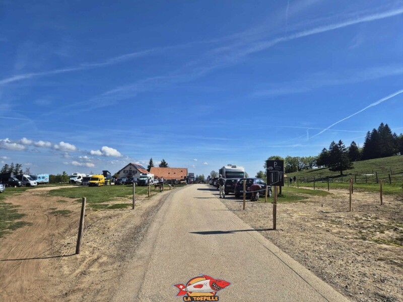 Le grand parking gratuit de la ferme du Soliat.