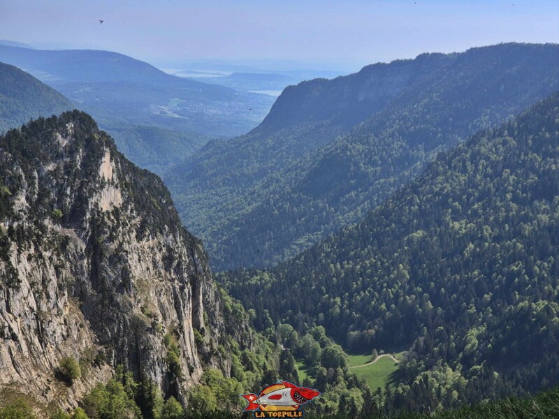 La très belle vue sur les gorges de l'Areuse. On remarque au milieu, en arrière-plan, sur la droite, le lac de Neuchâtel, et, sur la gauche, le lac de Bienne et l'île Saint-Pierre.