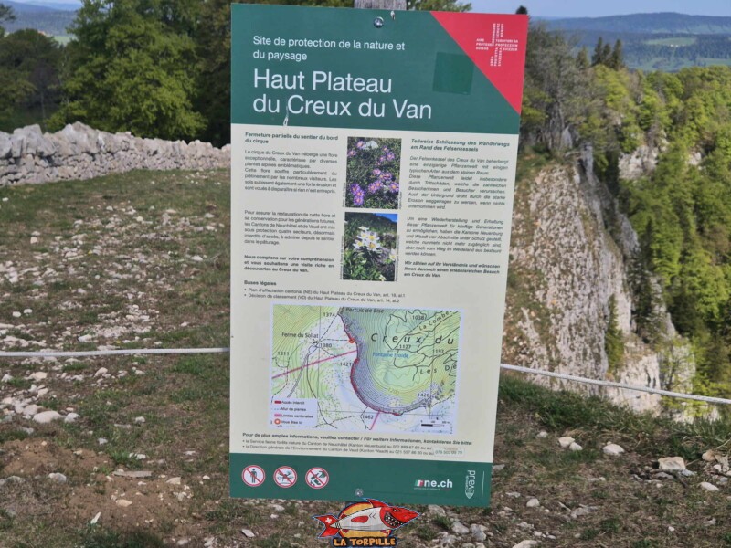 Un panneau qui indique les mesures de protection de la nature et du paysage concernant le plateau herbeux et karstique situé à environ 1 300 – 1 460 m d’altitude, qui s’étend sur les sommets et les zones planes autour du Creux du Van.