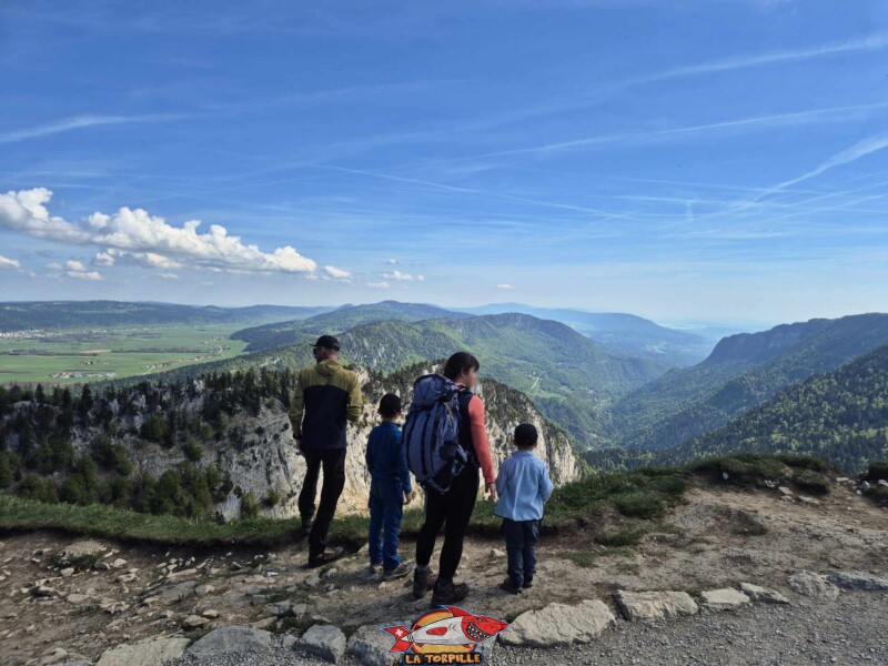 La vue sur les gorges de l'Areuse sur la droite. Sur la gauche, il ne s'agit pas du val de Travers mais de la vallée des Ponts avec le village des Ponts-de-Martel.
