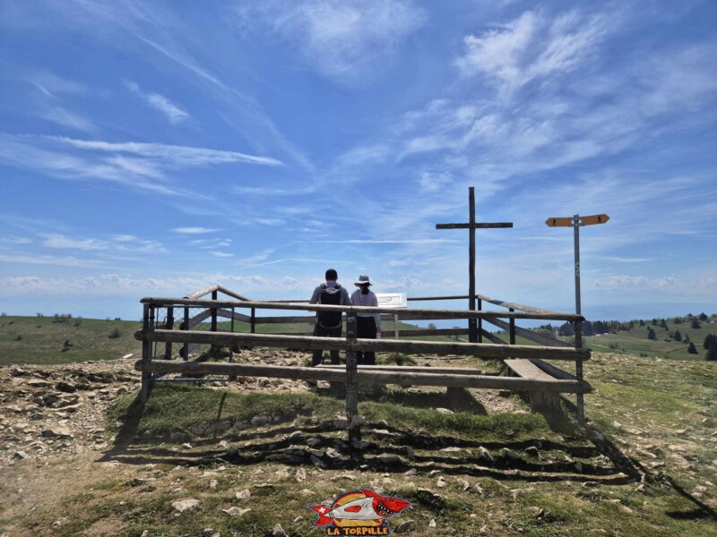 Le sommet du Soliat avec sa table d'observation. Creux du Van
