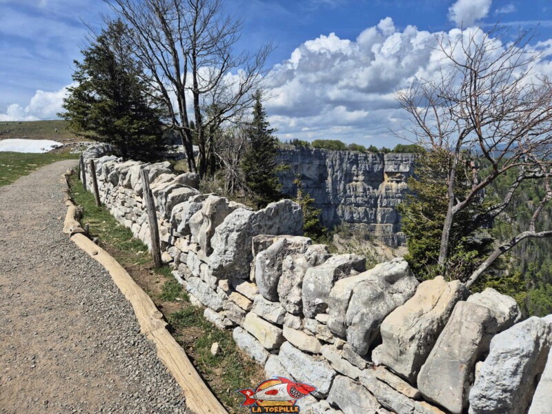 Le fameux mur en pierres sèches le long de la falaise.