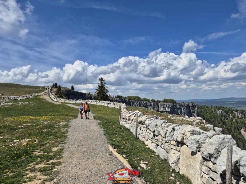 Le fameux mur en pierres sèches le long de la falaise.