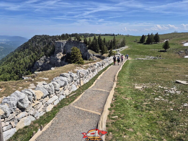 Le fameux mur en pierres sèches le long de la falaise.