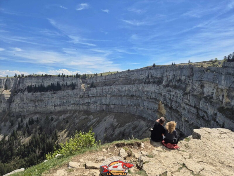 Le Creux du Van. Le site attire jusqu'à 100 000 visiteurs par an.