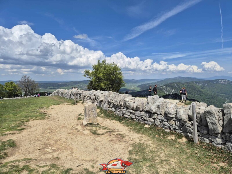 La frontière cantonale se trouve à une dizaine de mètres de la falaise. Ainsi, l'entier des falaises du Creux-du-Van se trouve dans le canton de Neuchâtel.
