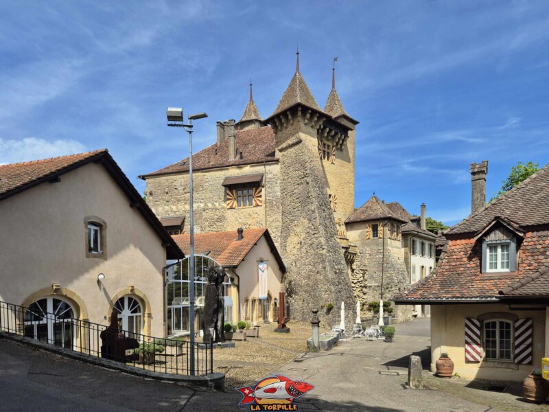 Le château avec son contrefort. Vaumarcus