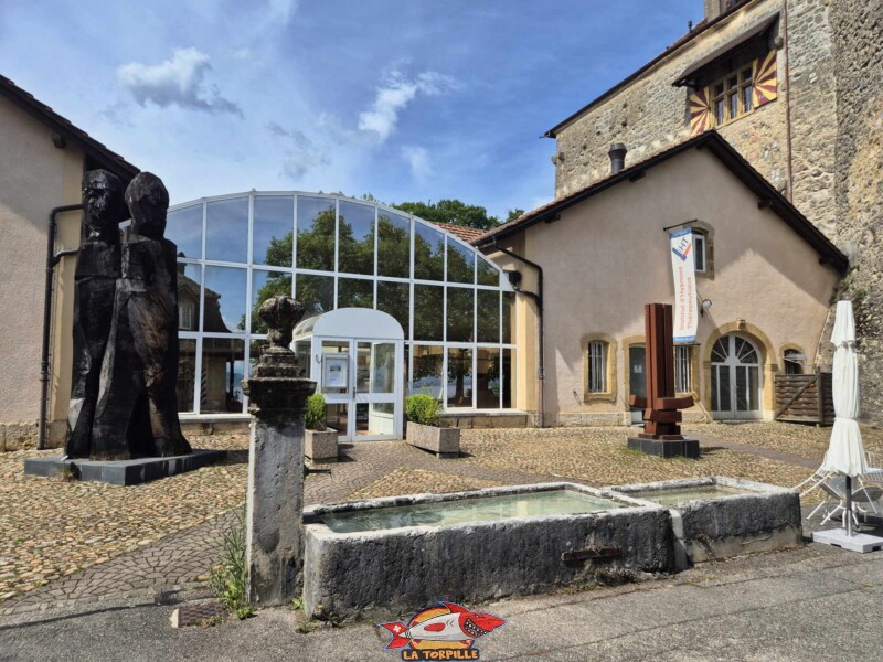 Le bâtiment des cuisines est adossé au château. Vaumarcus