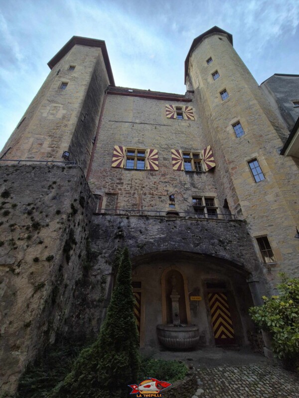Cour, château de Vaumarcus