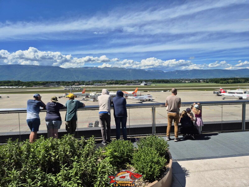 Les photos du milieu de la terrasse panoramique. Terrasse Panorama, Terrasse panoramique de l'aéroport de Genève.