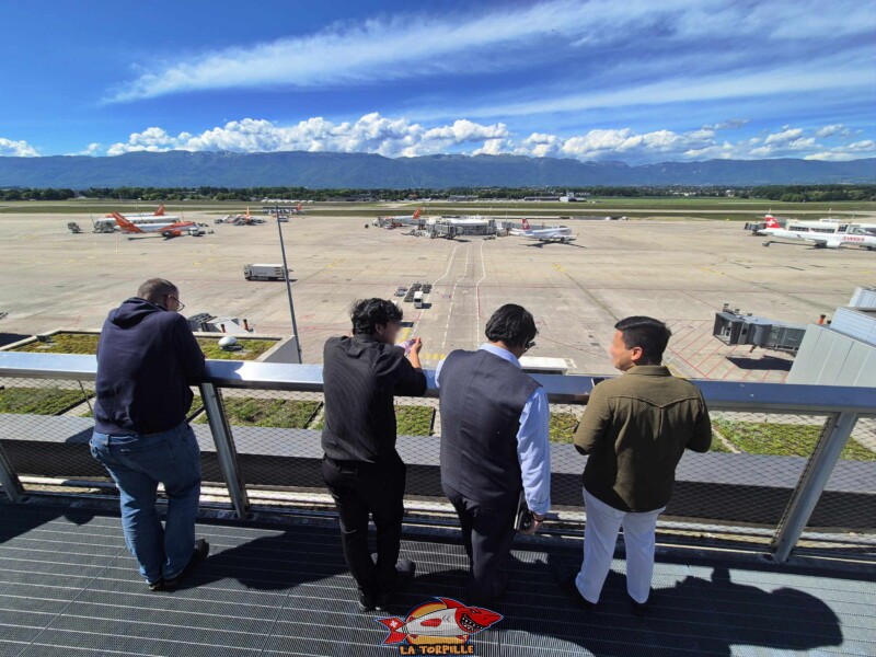 Des visiteurs regardant les avions depuis la terrasse panoramique. Des visiteurs regardant les avions depuis la terrasse panoramique.
