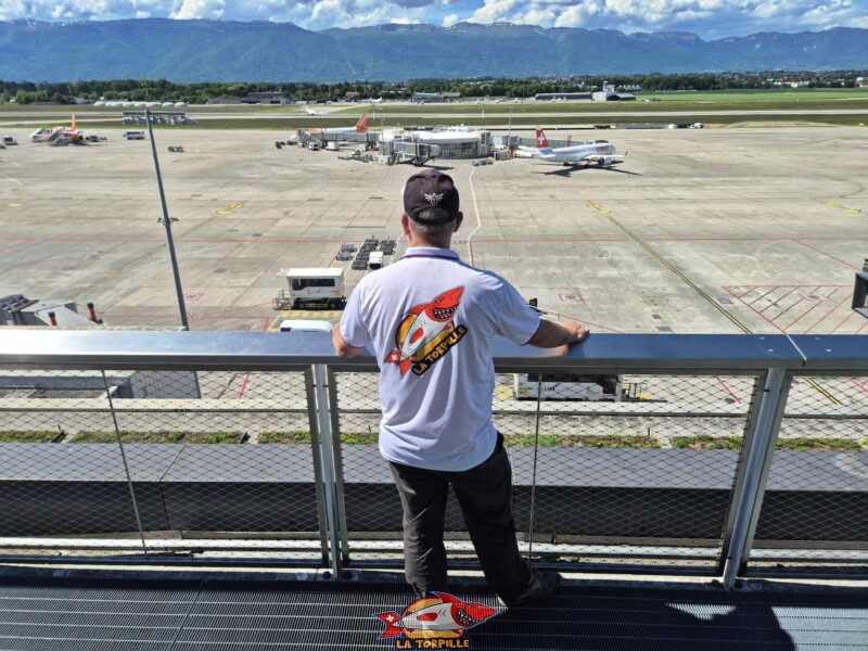 Les photos du milieu de la terrasse panoramique. Terrasse Panorama, Terrasse panoramique de l'aéroport de Genève.
