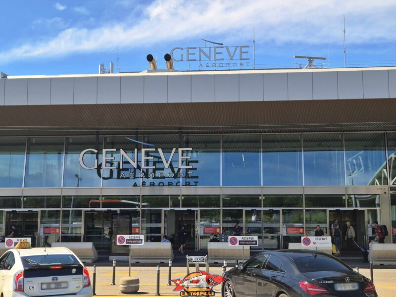 L'entrée dans l'aéroport de Genève, terminal 1. Terrasse Panorama, Terrasse panoramique de l'aéroport de Genève. L'entrée dans l'aéroport de Genève, terminal 1. Terrasse Panorama, Terrasse panoramique de l'aéroport de Genève.