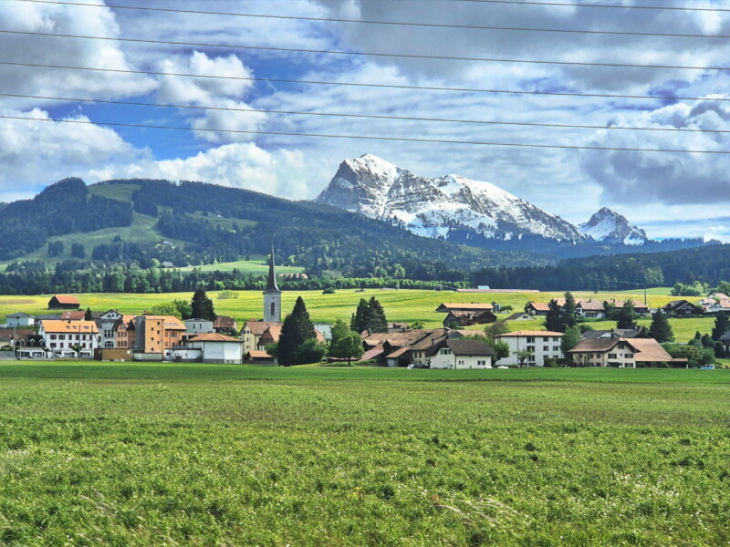 La vue depuis le nord-ouest, dans la région de Bulle. Le magnifique Moléson enneigé depuis la région de Bulle en mai. Au premier plan, l'église de Vuadens, et, sur la droite, Teysachaux. La vue depuis le nord-ouest, dans la région de Bulle. Le magnifique Moléson enneigé depuis la région de Bulle en mai. Au premier plan, l'église de Vuadens, et, sur la droite, Teysachaux.