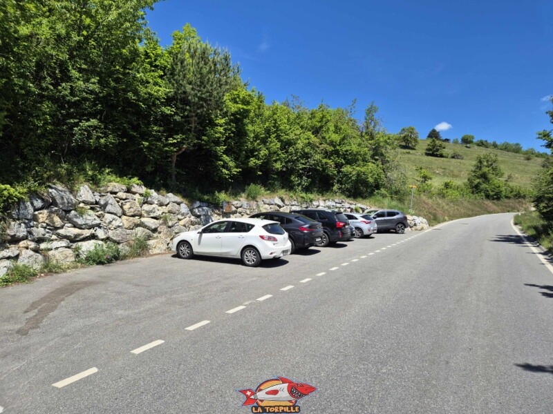Le parking du bisse de Lens. Grand bisse de Lens, Valais central.