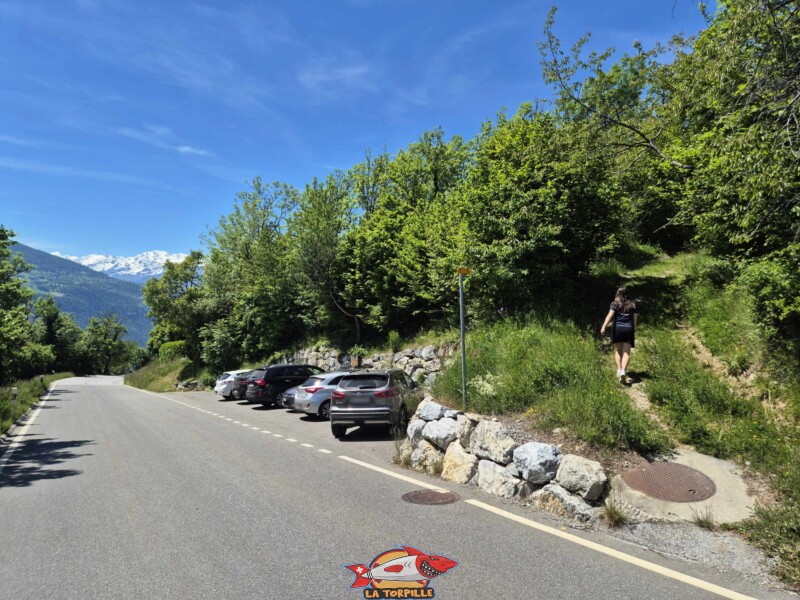 Le début du sentier juste après le parking. Grand bisse de Lens, Valais central. Le début du sentier juste après le parking. Grand bisse de Lens, Valais central.