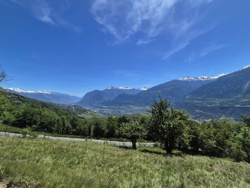 La vue direction est sur la vallée du Rhône. Grand bisse de Lens, Valais central. La vue direction est sur la vallée du Rhône. Grand bisse de Lens, Valais central.