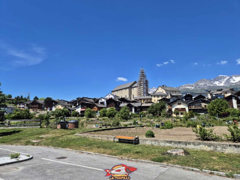 Le village de Lens. Grand bisse de Lens, Valais central.