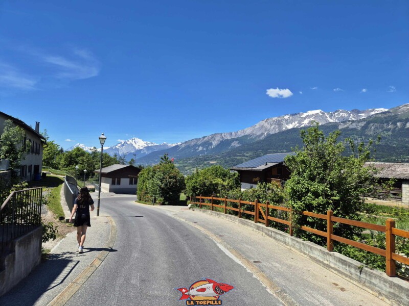 La route d'Icogne. Grand bisse de Lens, Valais central.