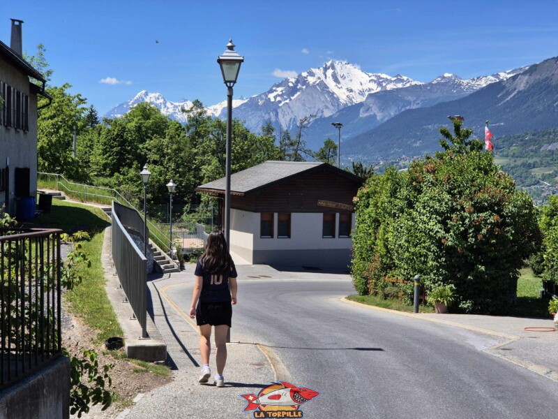 Le club-house du tennis de Lens avec, sur la gauche, le Grand Chavalard, et, sur la droite, Haut de Cry. Le club-house du tennis de Lens avec, sur la gauche, le Grand Chavalard, et, sur la droite, Haut de Cry.