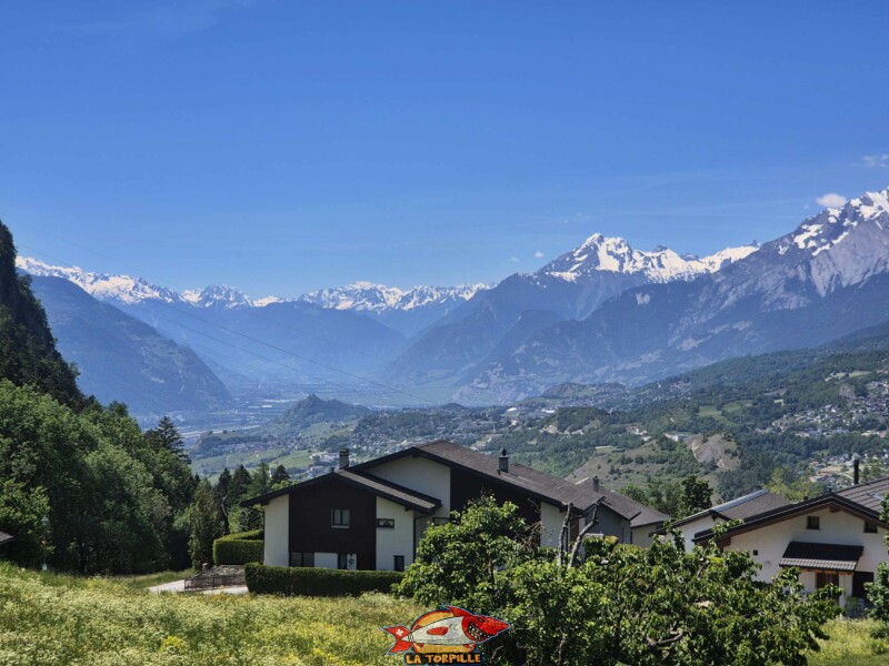 La très belle vue direction sud-ouest sur la vallée du Rhône. Grand bisse de Lens, Valais central. La très belle vue direction sud-ouest sur la vallée du Rhône. Grand bisse de Lens, Valais central.