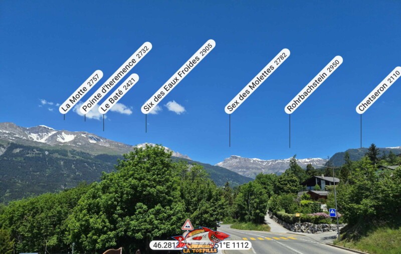 La route d'Icogne. La vue direction nord. Six des Eaux Froides et le Sex des Molettes au-dessus du lac de Tseuzier. La route d'Icogne. La vue direction nord. Six des Eaux Froides et le Sex des Molettes au-dessus du lac de Tseuzier.