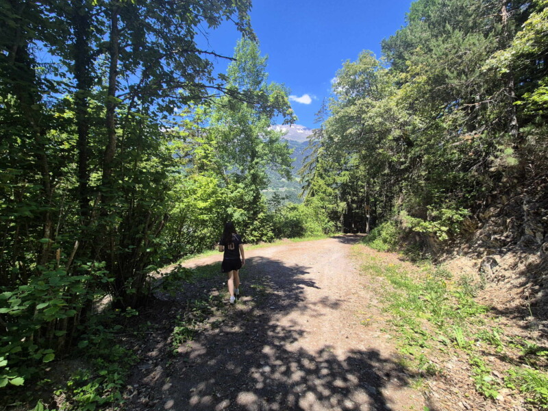 Le chemin de la Messe au niveau du bisse de Lens. On tourne alors sur la gauche pour longer le cours d'eau jusqu'au parking d'arrivée en tournant autour de la colline du Châtelard. Le chemin de la Messe au niveau du bisse de Lens. On tourne alors sur la gauche pour longer le cours d'eau jusqu'au parking d'arrivée en tournant autour de la colline du Châtelard. Grand bisse de Lens, Valais central.