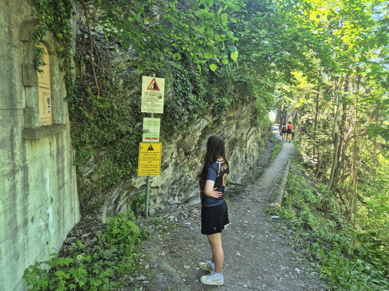 Grand bisse de Lens, Valais central. Un panneau qui prévient sur les risques de chutes de pierre et déconseille la suite du chemin aux personnes sujettes au vertige. Grand bisse de Lens, Valais central.