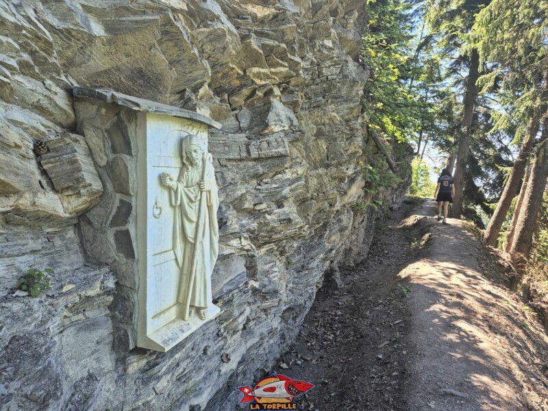 Une représentation de la Vierge Marie qui rappelle les terres catholiques du Valais. Grand bisse de Lens, Valais central. Une représentation de la Vierge Marie qui rappelle les terres catholiques du Valais. Grand bisse de Lens, Valais central.
